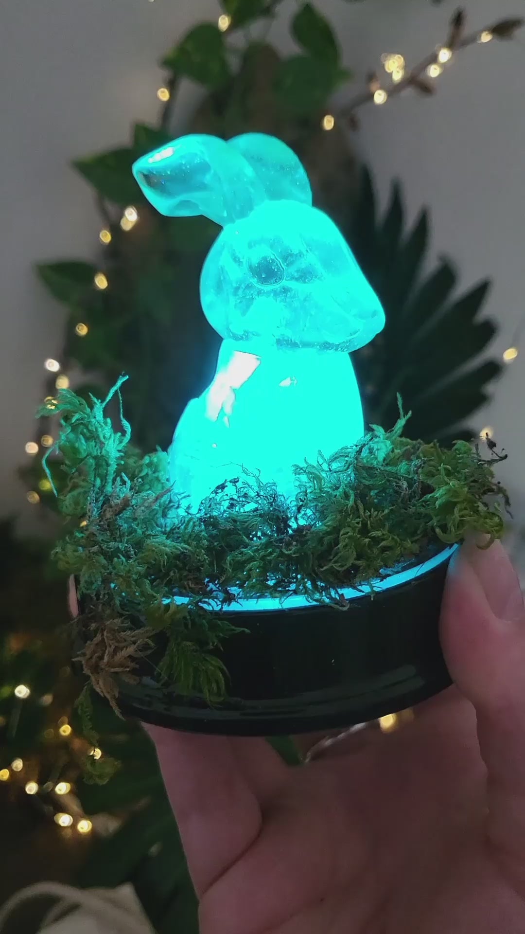 Charger la vidéo : Figurine en résine lapin et socle lumineux